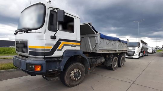 Bez uprawnień za kierownicą 26-tonowej wywrotki