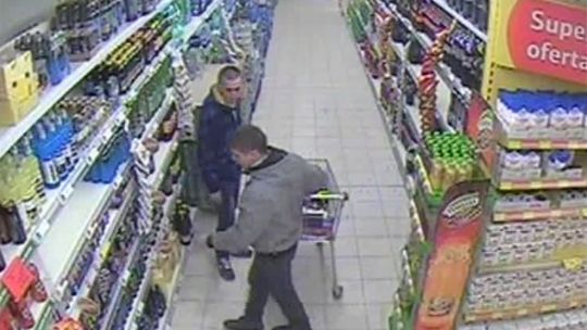 Bezczelna kradzież - sprawcy poszukiwani (ZOBACZ VIDEO)