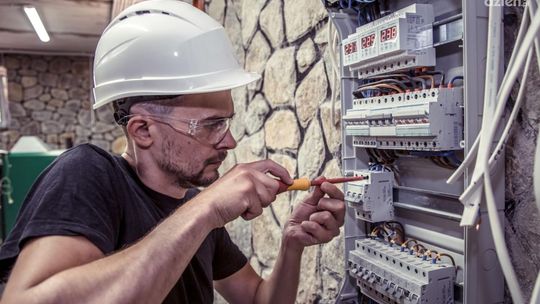 Bezpieczeństwo domowej instalacji elektrycznej – kluczowe elementy, które warto uwzględnić Bezpieczeństwo domowej instalacji elektrycznej – kluczowe elementy, które warto uwzględnić