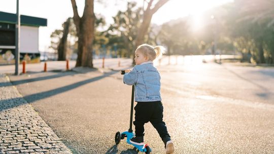 Bezpieczna jazda, radość odkrywania na trójkołowych pojazdach