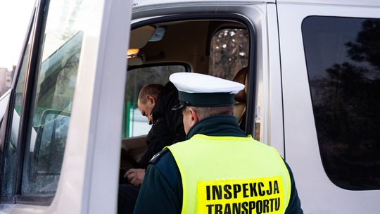 Bezpieczne ferie zaczynają się na parkingu. ITD kontroluje autokary z dziećmi
