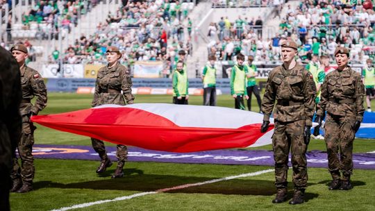 Biało-czerwona flaga i hymn przy asyście żołnierzy z Ośrodka Reprezentacyjnego WOT na meczu Radomiaka z Zagłębiem