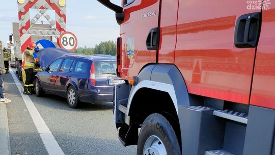 Białobrzegi. Kierowca uderzył w roboty drogowe