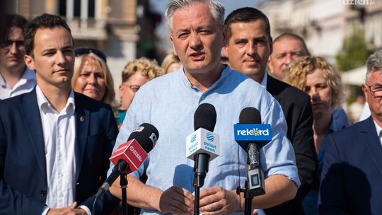 Biedroń: Polskie wizy można było kupować jak sałatę na straganie Biedroń: Polskie wizy można było kupować jak sałatę na straganie