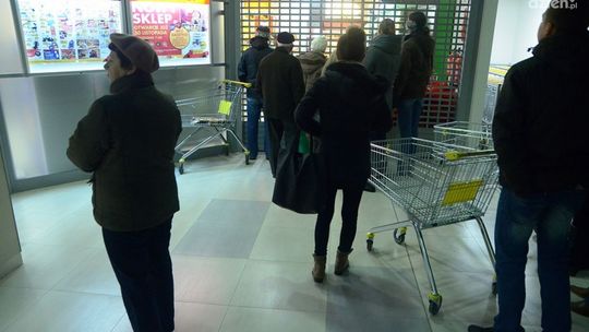 Biedronka otwarta, a władze mówią "dość!"