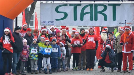 Biegacze zostali Mikołajami