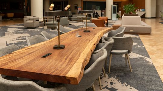 Biurko z litego drewna – komfort pracy w domowym stylu