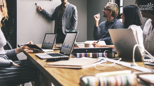 Biznes czy praca na etacie za granicą?