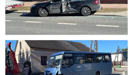 Błędów. Osobówka zderzyła się z autobusem