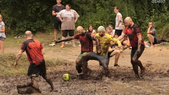 Błotne zmagania piłkarskie w Tomczycach