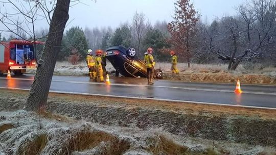 BMW dachowało, podróżujący autem uciekli