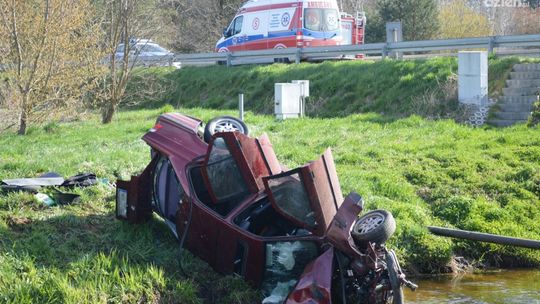 Bmw w rzece przy ul. Energetyków. Są ranni 