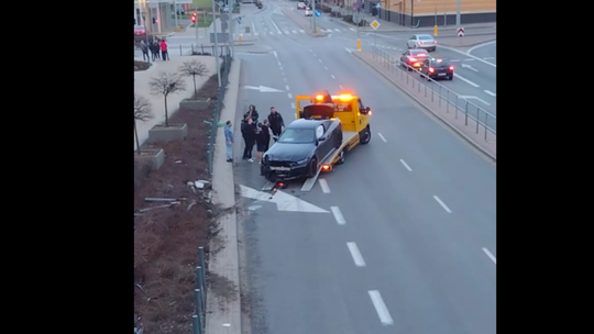 BMW wjechało w słup. Kto kierował? 