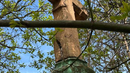 „Boję się, że coś spadnie mi na głowę”. Kapliczka przy Limanowskiego straszy mieszkańców