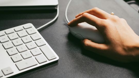 Ból nadgarstka po pracy przy komputerze – czy przyczyną jest Twoja mysz?