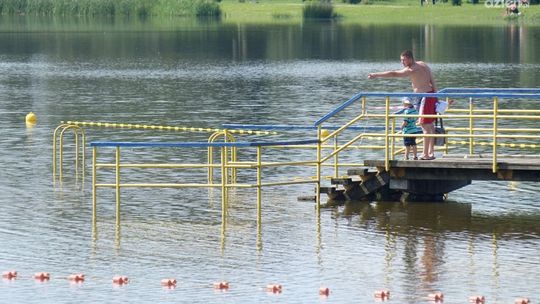Brak wyobraźni? Pijani bawili się na zalanych pomostach