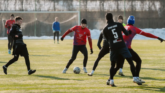 Broń ma za sobą osiem sparingów. Teraz czas na ligę