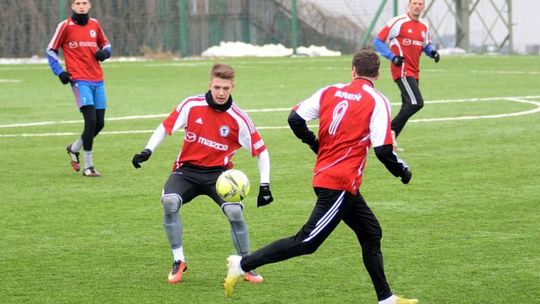 Broń rezygnuje z testowanych piłkarzy i zamyka skład