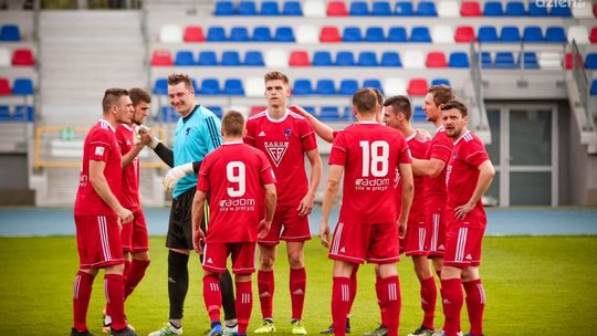 Broń wygrała derby i została wiceliderem