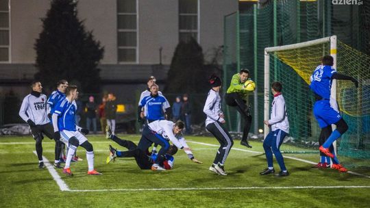 Broń wygrała z Oskarem, debiut Okachiego