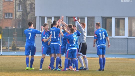 Broń wygrała z Zawiszą i zachowała dystans do lidera