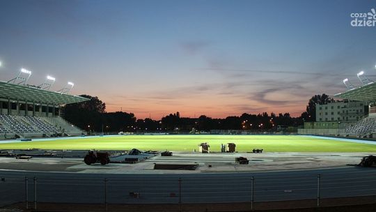 Broń zagra przy sztucznym oświetleniu