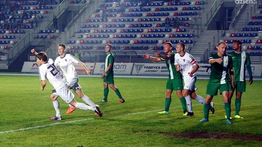 Broń zdemolowała Świt na własnym stadionie!