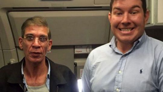 Brytyjczyk zrobił sobie selfie z...porywaczem samolotu! FOTO