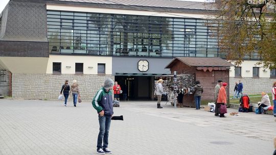 Budki pod dworcem stoją nielegalnie