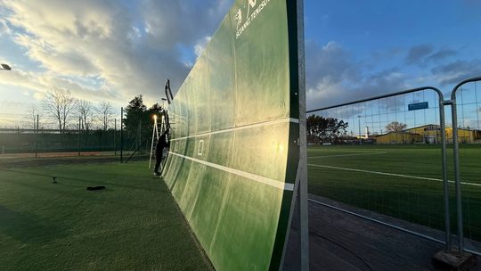 Budowa kortu tenisowego w Białobrzegach. Trwa montaż ścianki treningowej