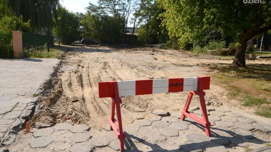 Budują parking przed podstawówką na ulicy Miłej