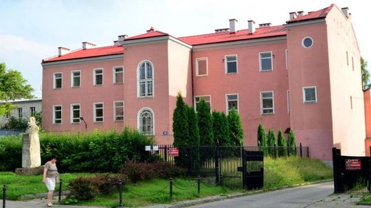 Budynek po Zespole Szkół Plastycznych na sprzedaż!