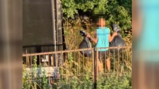 Bulwersujące nagranie. Porzucili worki ze śmieciami i odjechali [ZOBACZ WIDEO!]