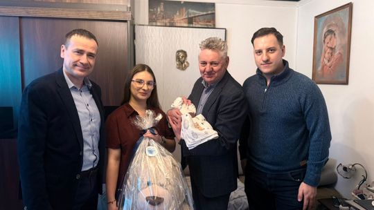 Burmistrz Białobrzegów powitał pierwszego urodzonego w 2026 roku mieszkańca gminy
