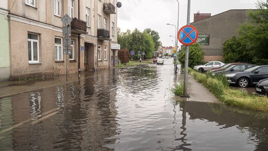 Burze i deszcz. Możliwe przerwy w dostawie prądu 