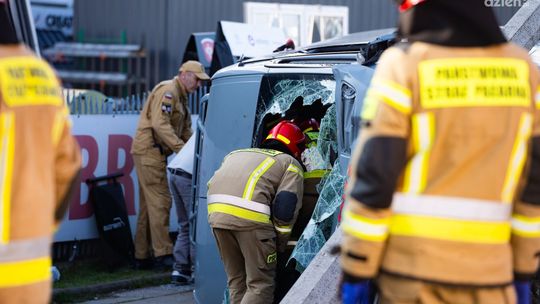 Bus uderzył w słup. Pasażerowie w szpitalu