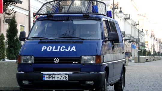 Bus wpadł w poślizg i wjechał do rowu. Kierowca w szpitalu