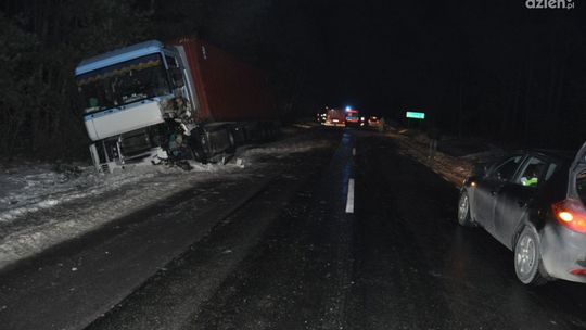 Bus zderzył się czołowo z tirem. Jedna osoba nie żyje