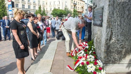 Była premier złożyła kwiaty