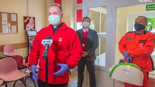 Caritas przekazał fumigator ratownikom medycznym