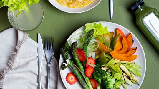 Catering wegetariański dla początkujących - jak łatwo ograniczyć mięso bez rewolucji w kuchni?