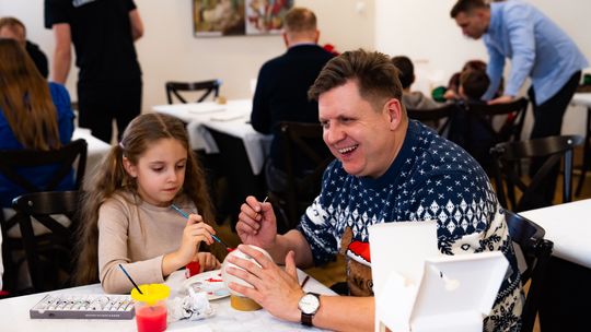 Charytatywne malowanie bombek. Pieniądze trafią na leczenie 10-letniej Julki