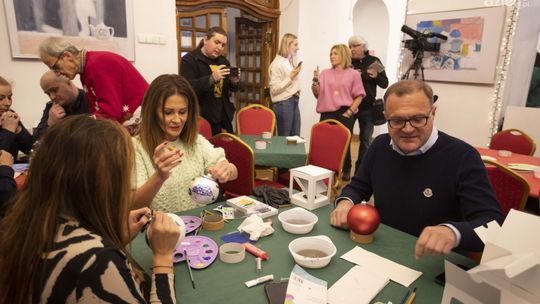 Charytatywne malowanie bombek. Pieniądze trafią na leczenie 2-letniej Zuzi