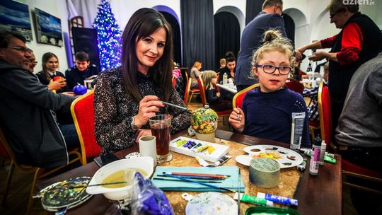 Charytatywne malowanie bombek (zdjęcia)