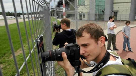 Chcą dziur w płocie lotniska, by robić zdjęcia