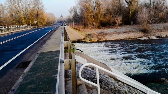 Chciał skoczyć z mostu. Policjanci uratowali nastolatka