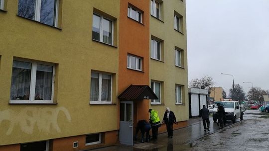 Chodnikowa fuszerka. Woda w piwnicy