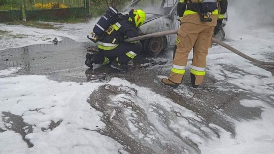 Chronów-Kolonia. Auto zapaliło się na drodze