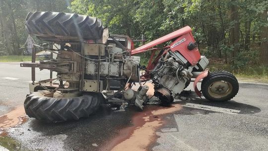 Ciągnik rolniczy zderzył się z samochodem