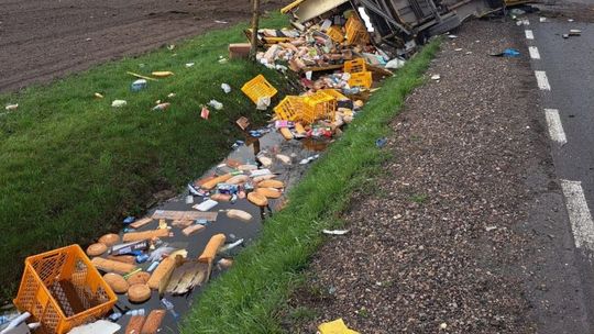 Ciepielów Kolonia. Bus zderzył się z osobówką